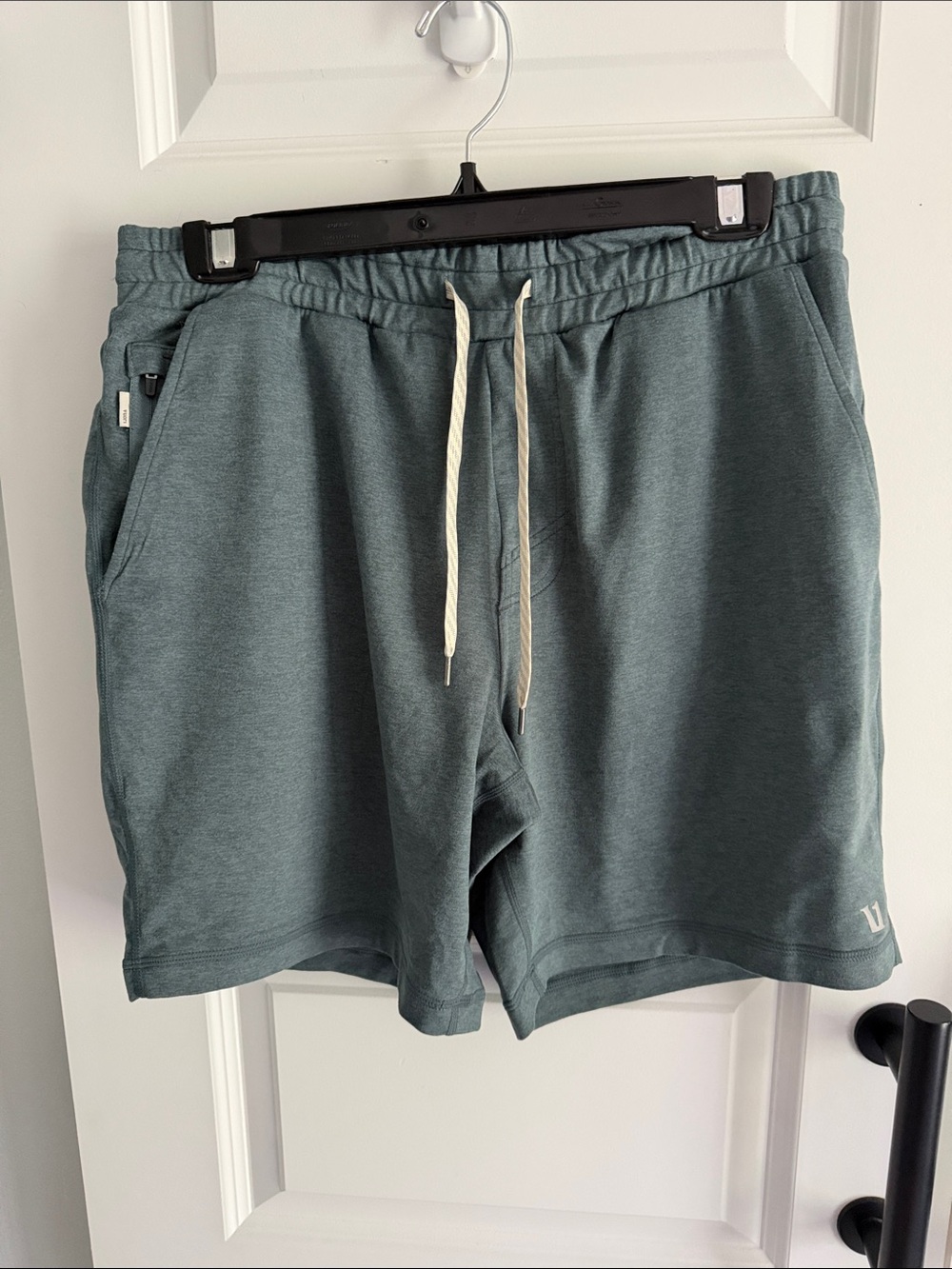 Vuori Men's Green Drawstring Athletic Shorts medium